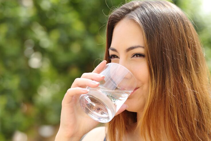 Todo lo que necesitas hacer en la dieta de una persona perezosa es beber suficientes líquidos.